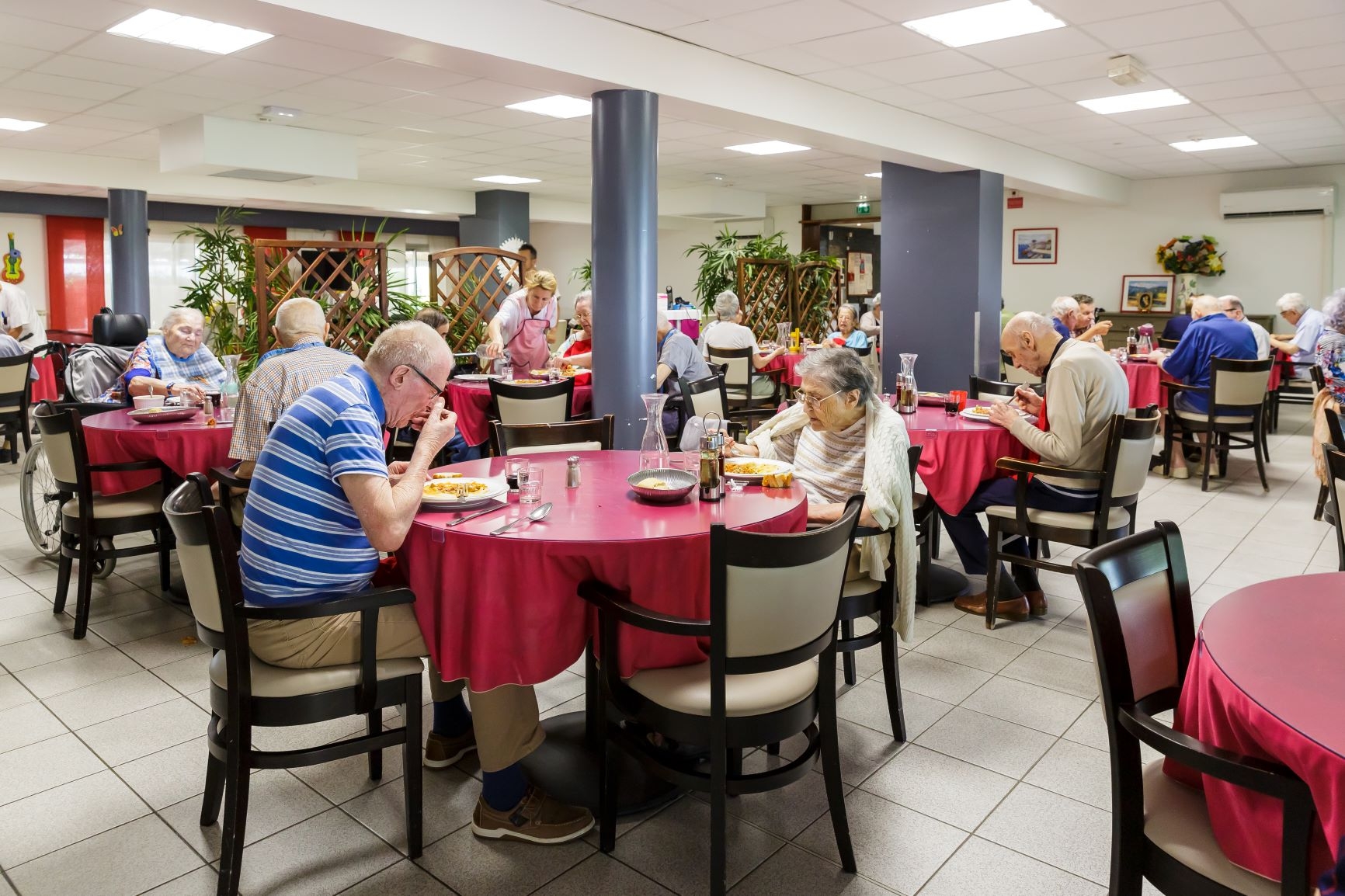 les résidents mangent ensemble dans la salle à manger de l'ehpad